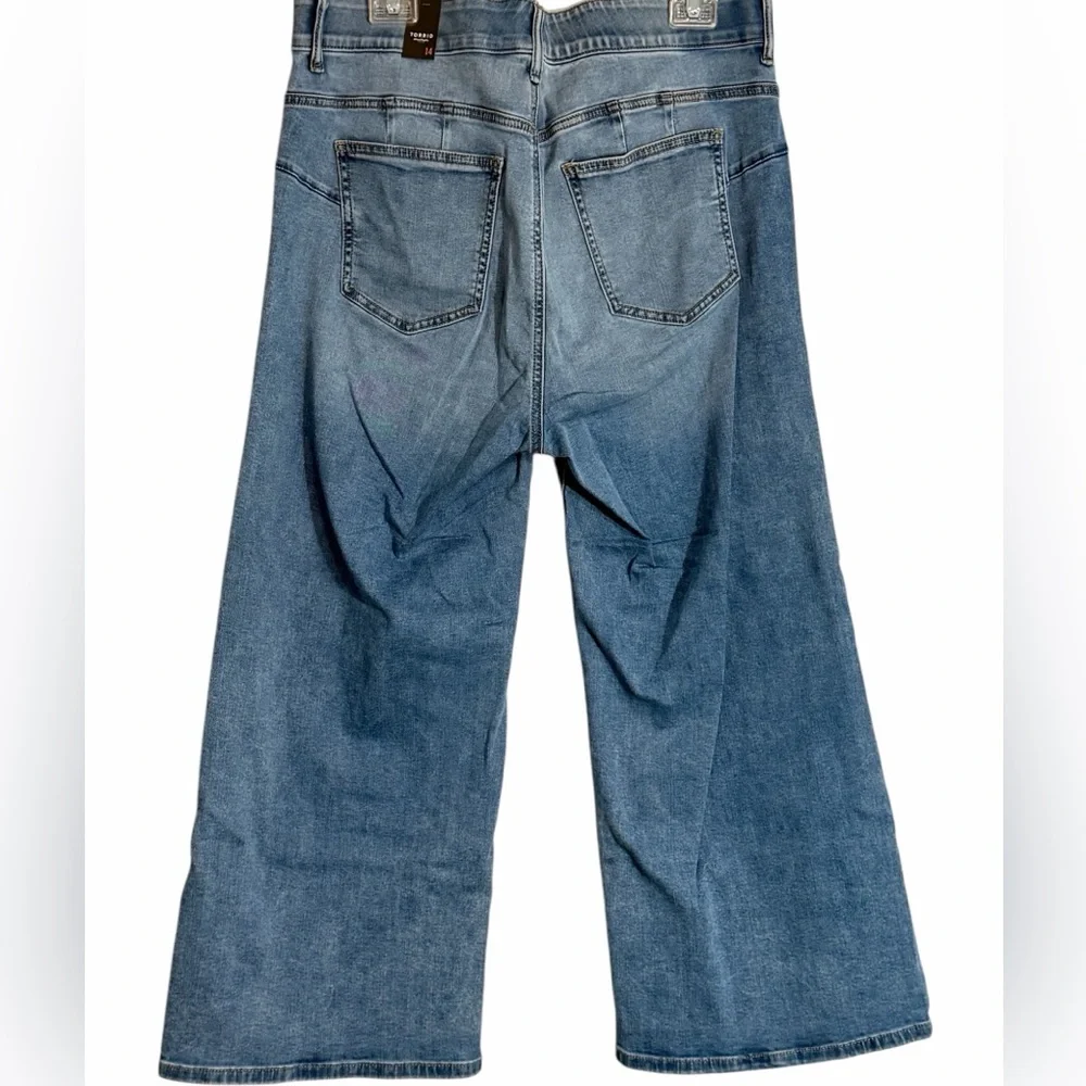 torrid Medium Blue Denim Bombshell Wide Leg Ankle Crop Jeans sz 14 - Picture 2 of 12